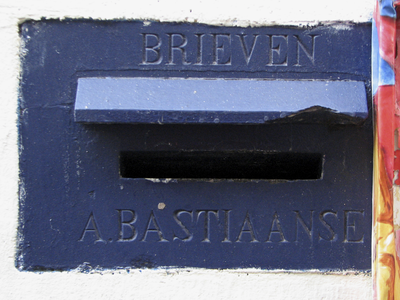 908468 Afbeelding van een liggende blauw geschilderde keramieken brievenbus bij de voordeur van het pand Hekelsteeg 5 ...